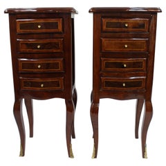 Paire de tables de nuit françaises à quatre tiroirs marquetés