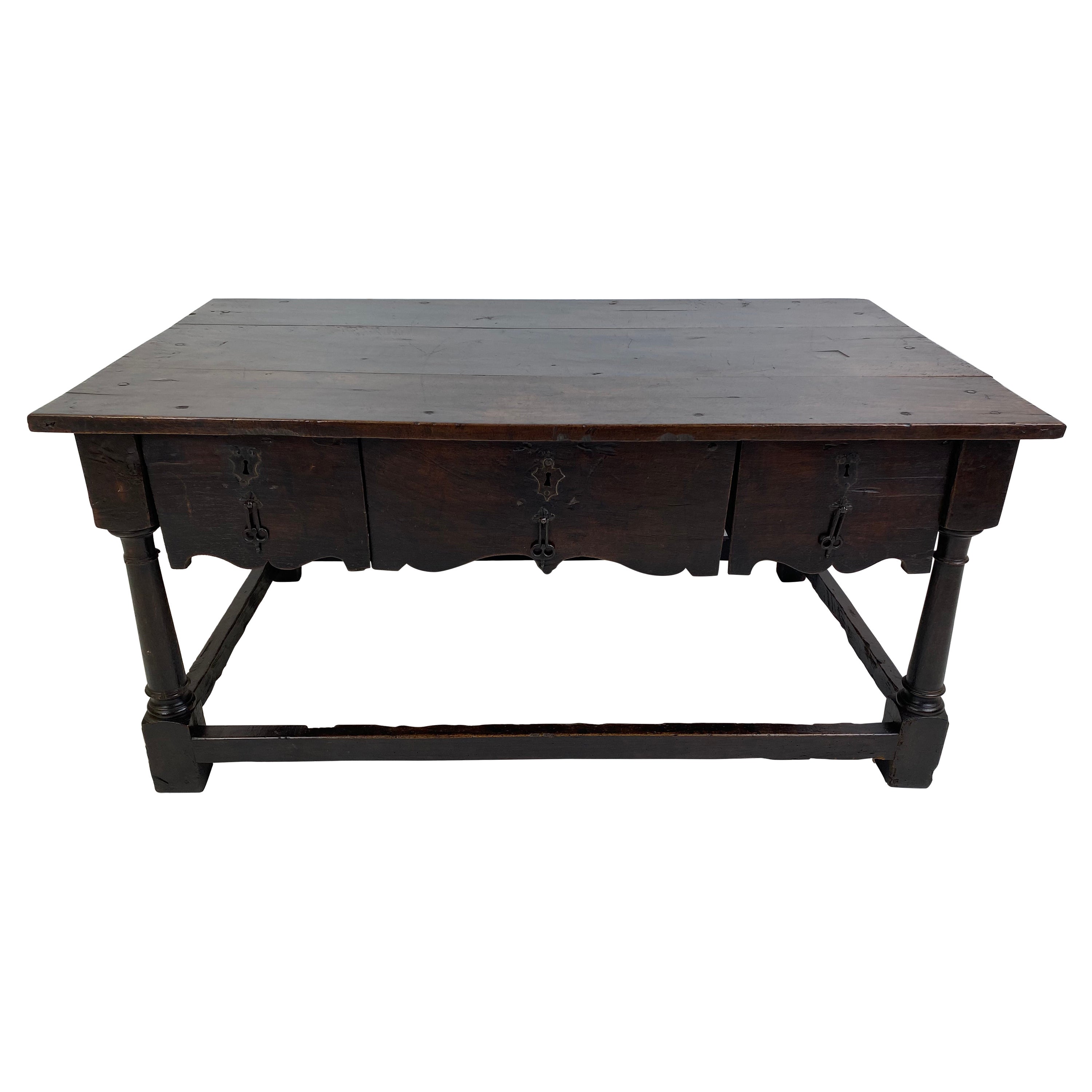 Außergewöhnlicher spanischer niedriger Tisch mit 3 Schubladen, Nussbaum,
ideal für die Aufstellung hinter einem Sofa,
Spanien 18. Jahrhundert.
 