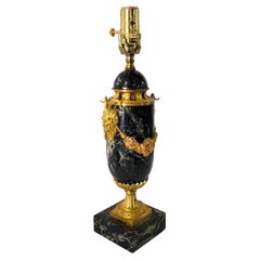 Lampe urne néo-classique française ancienne en bronze doré et marbre noir