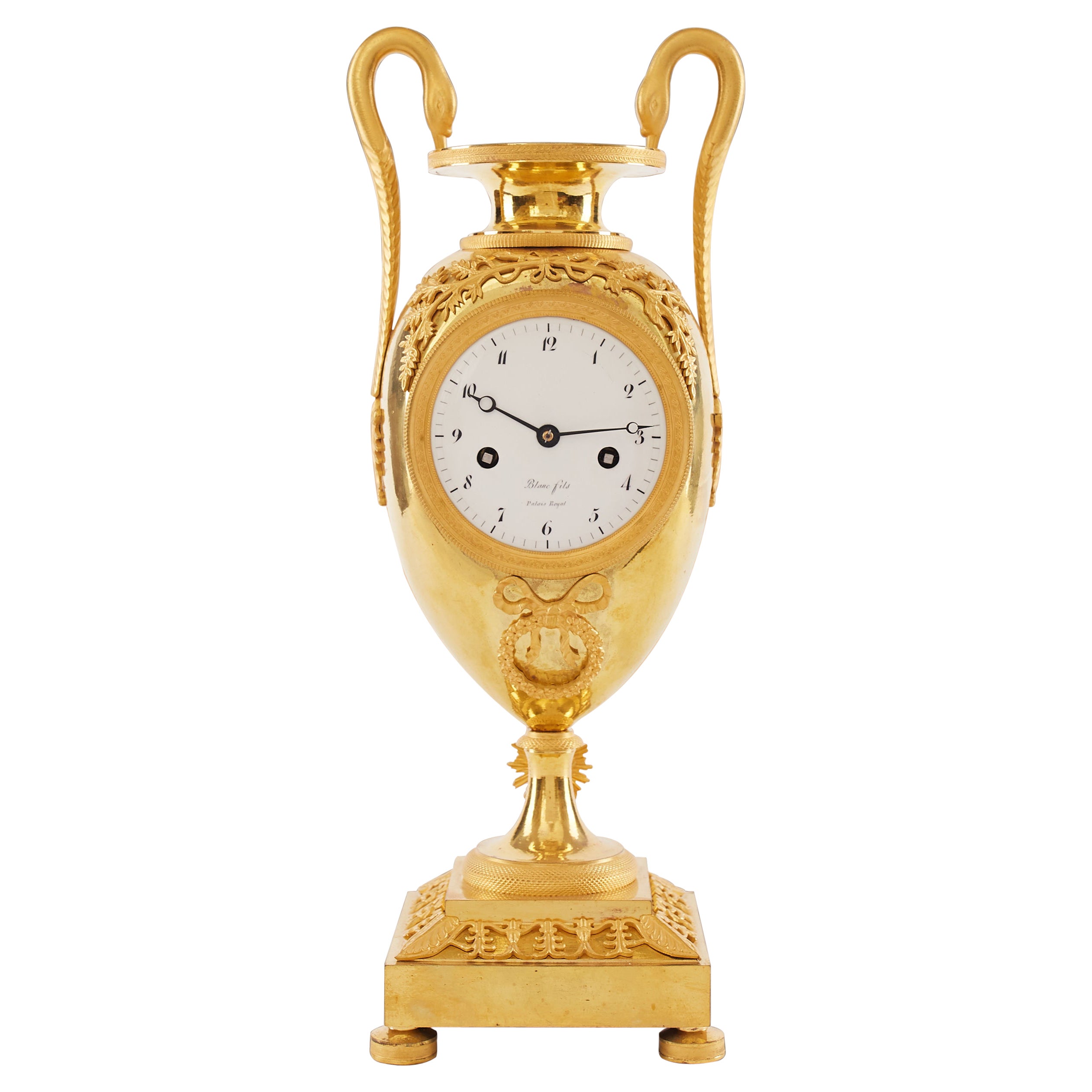 Horloge vase Empire en bronze doré datant d'environ 1810 attribuée à Claude Galle en vente