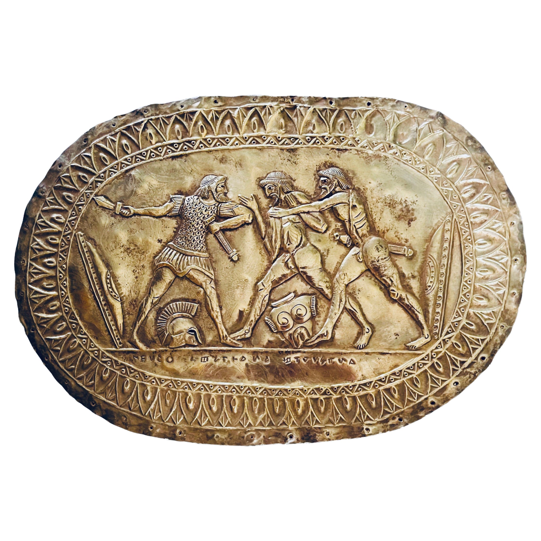 Grande plaque en métal ovale repoussé de style grec
