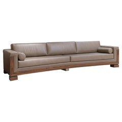 Canapé contemporain extra long en cuir taupe