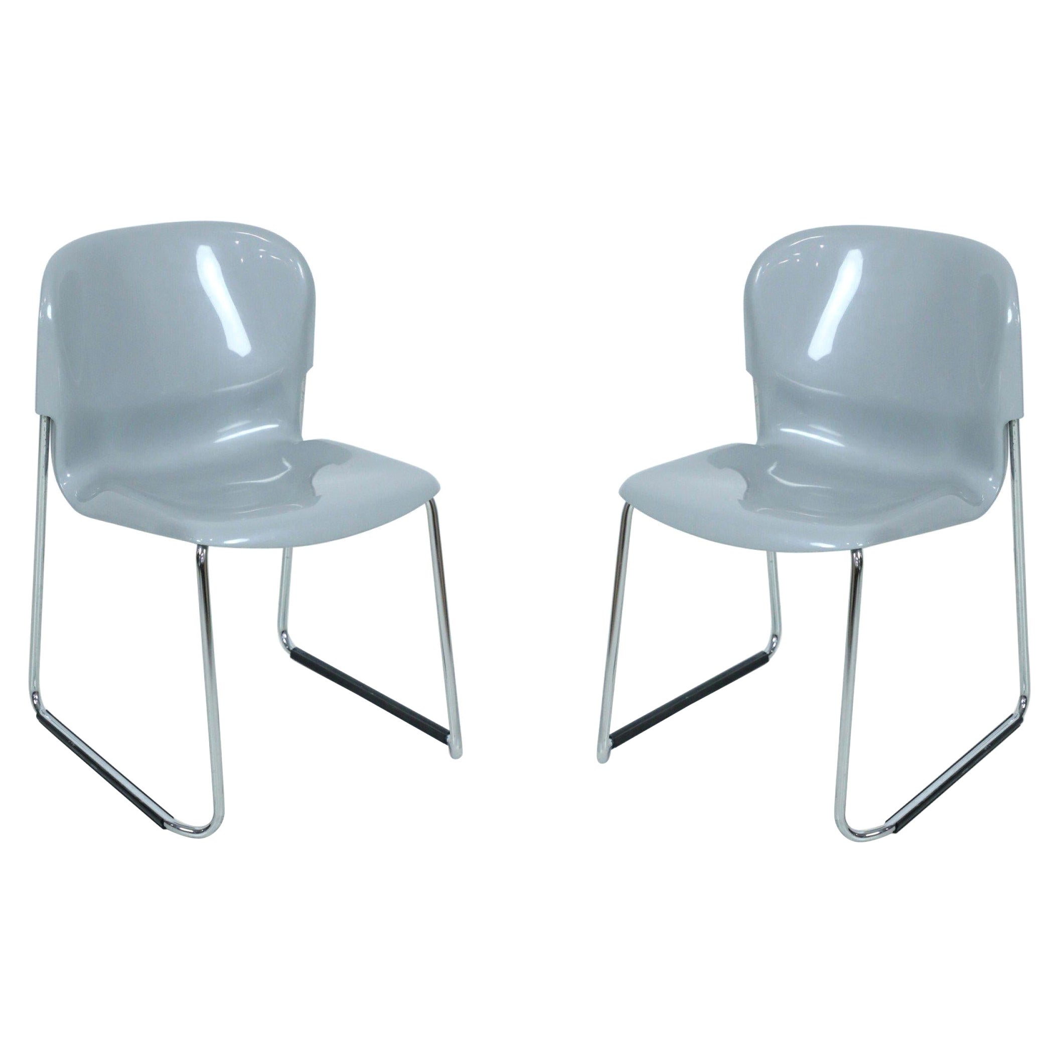 Paire de chaises d'appoint en plastique moulé gris et chrome de l'Atelier Nova DSM400K du milieu du siècle dernier
