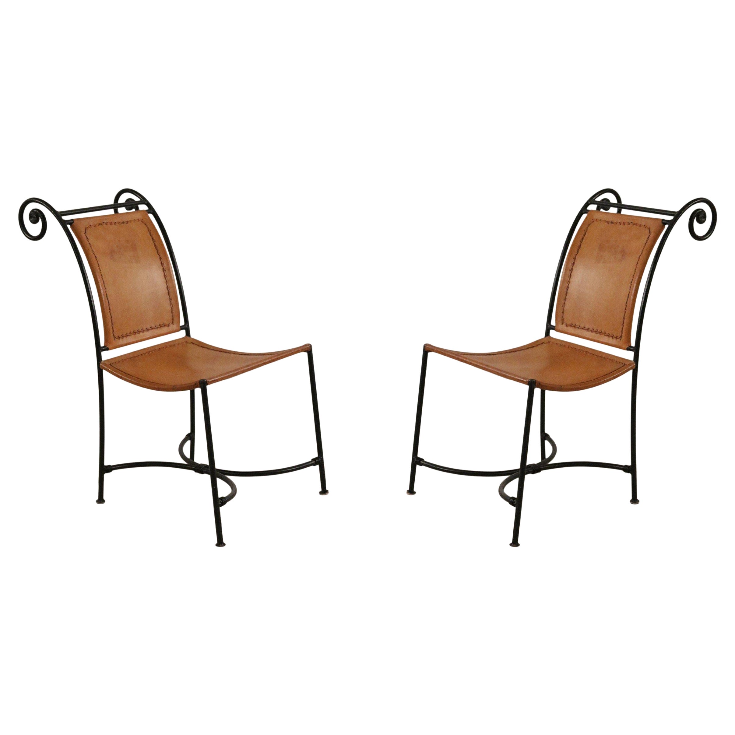 Paire de chaises d'appoint en fer forgé et cuir du milieu du siècle dernier