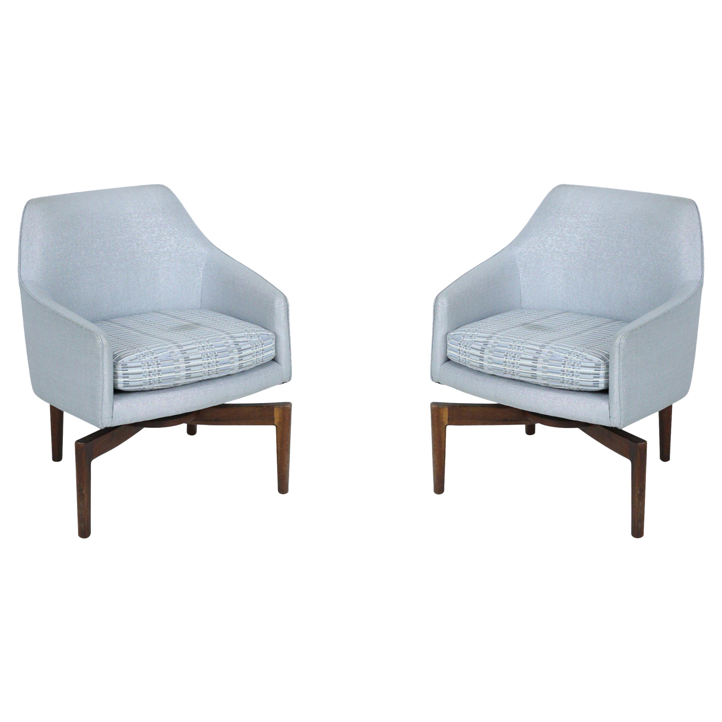 Paire de fauteuils pivotants tapissés argentés et métalliques de style mi-siècle moderne