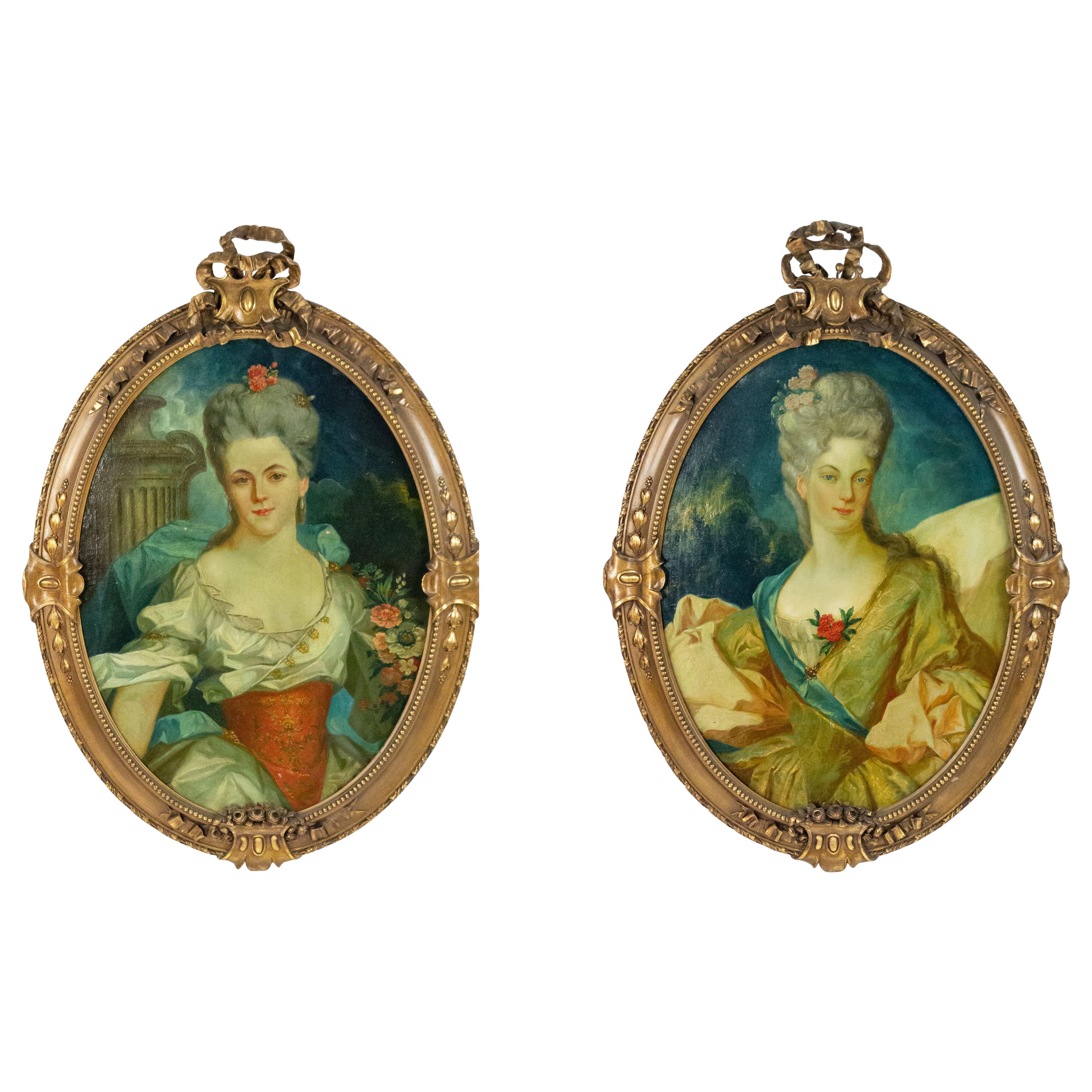 Paire de portraits de femmes de style Louis XV du 19ème siècle français