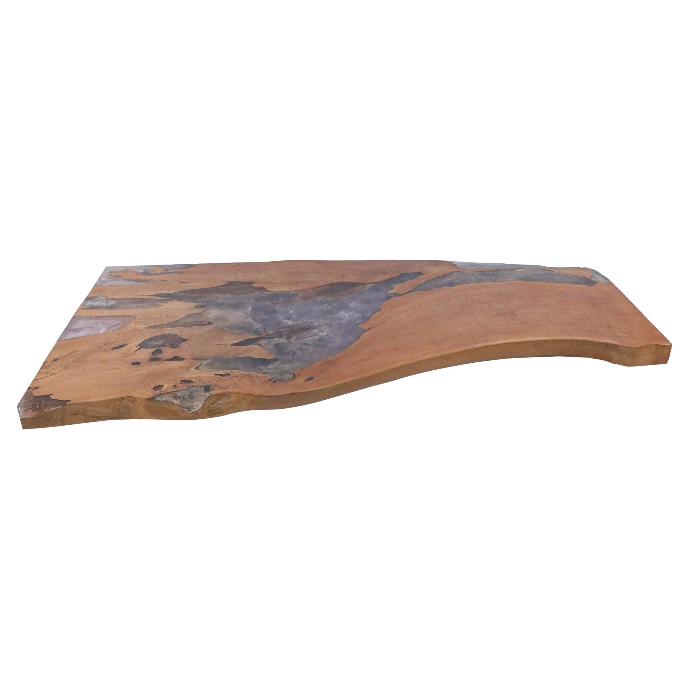 Table basse en dalle de chêne organique à bords naturels avec incrustation de résine