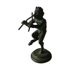 Figurine en bronze d'un panneau jouant de la flûte