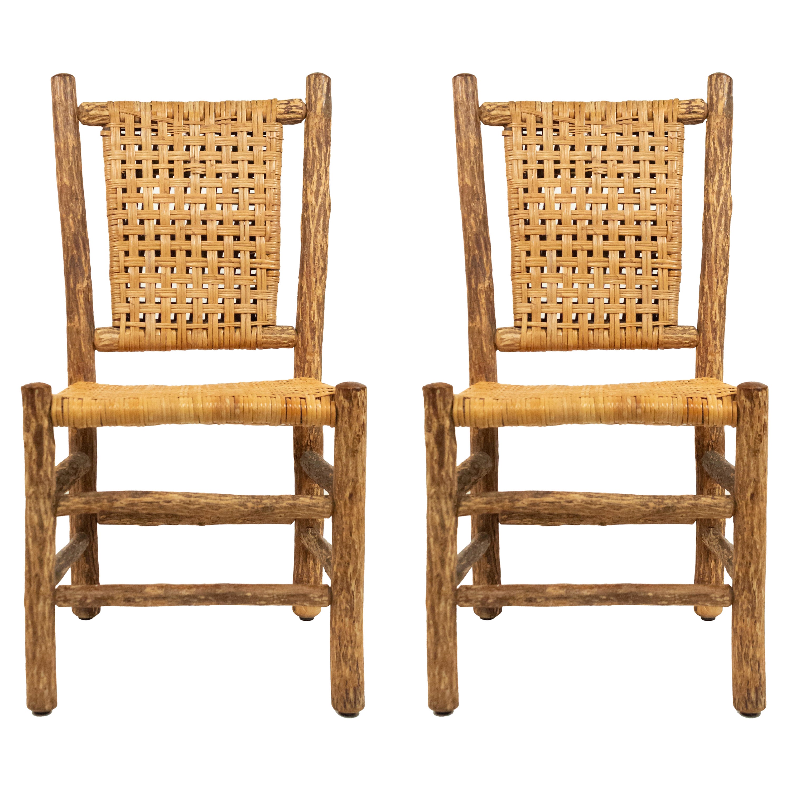 Paire de chaises d'appoint rustiques en pacanier avec sièges en rotin