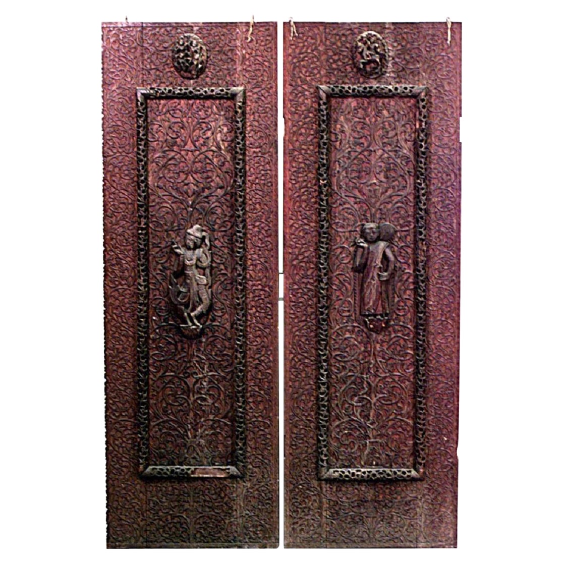 Paire de panneaux de porte birmans en noyer sculpté du 19ème siècle