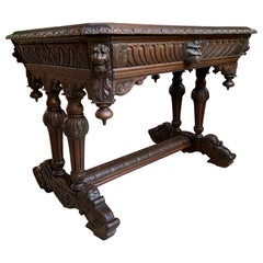 Table de bureau de style gothique en chêne sculpté avec dauphins, Renaissance, XIXe siècle 