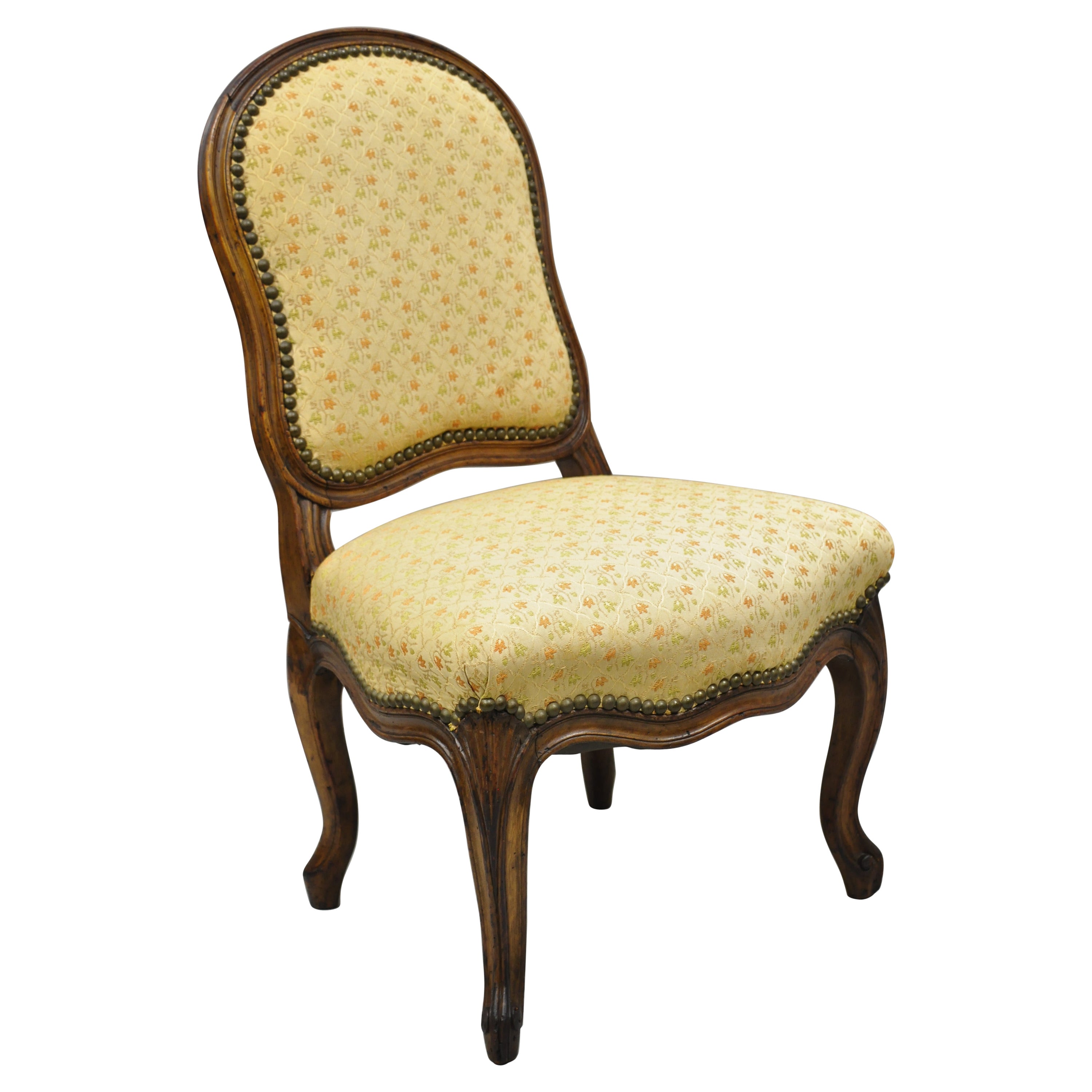 Petite chaise d'appoint provinciale française ancienne de style Louis XV en noyer sculpté en vente