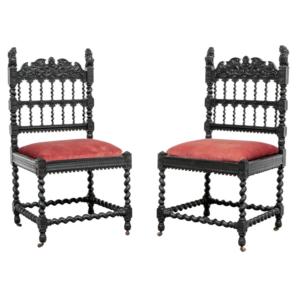 Rare et importante paire de chaises d'appoint sculptées de style colonial néerlandais en vente