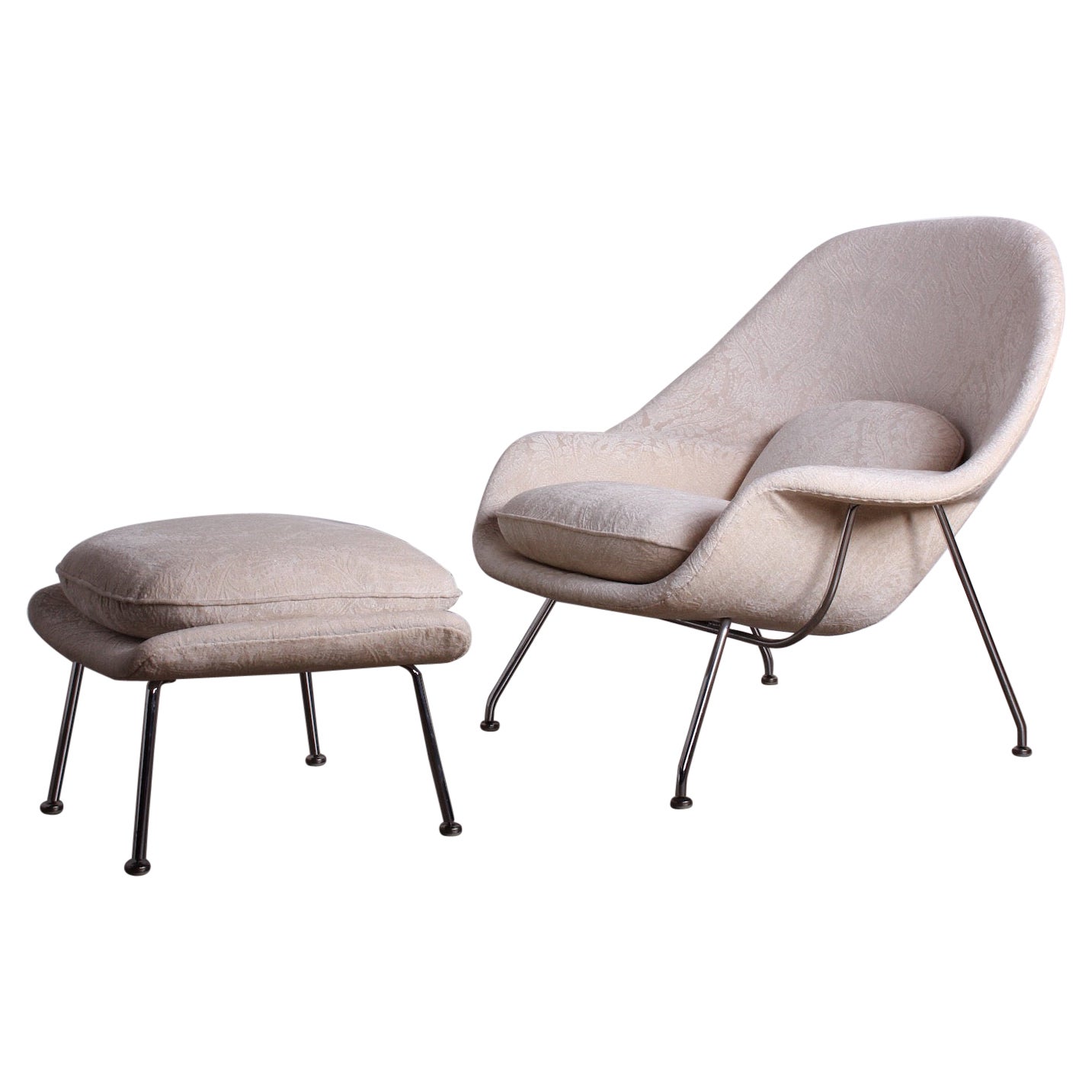 Chaise et pouf Womb d'Eero Saarinen pour Knoll 