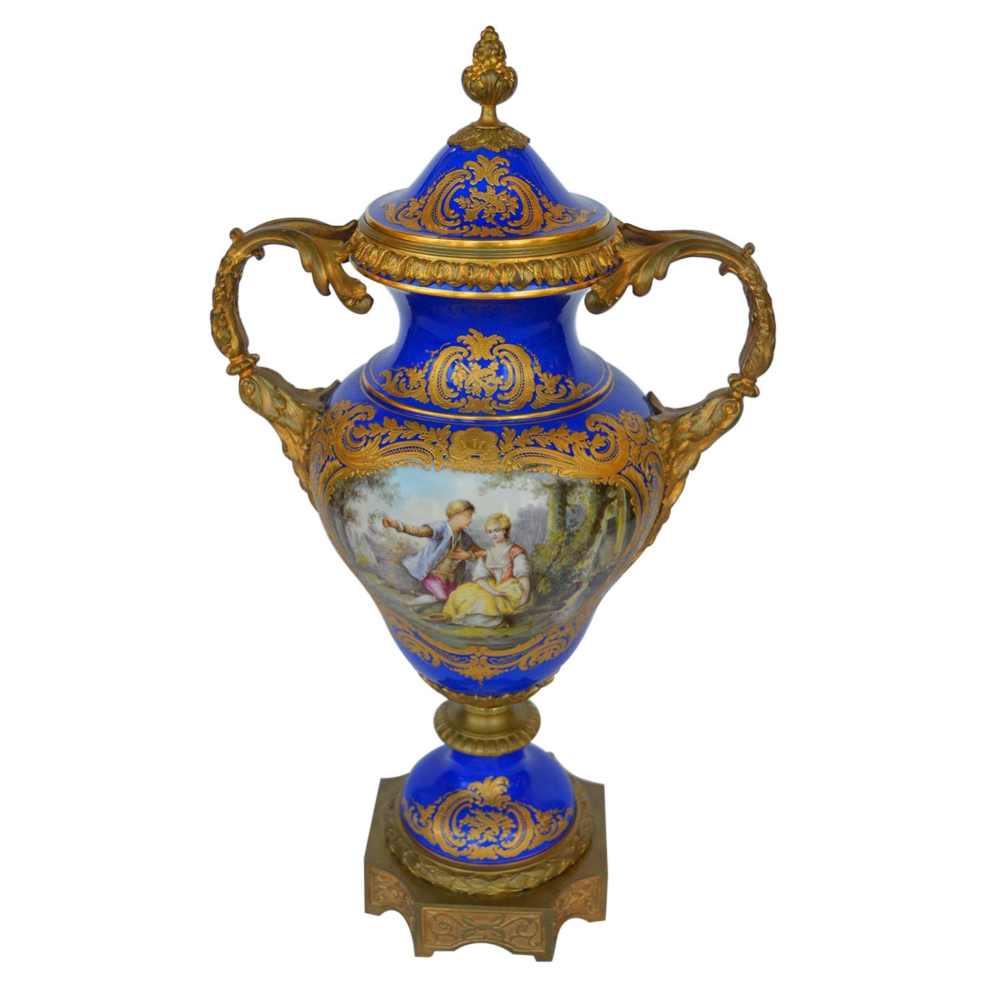 Vase en porcelaine de Sèvres du 19ème siècle avec bronze doré