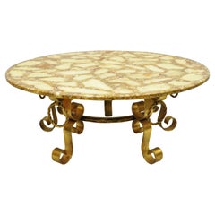 Table basse Hollywood Regency en fer doré, agate, pierre et plateau en résine