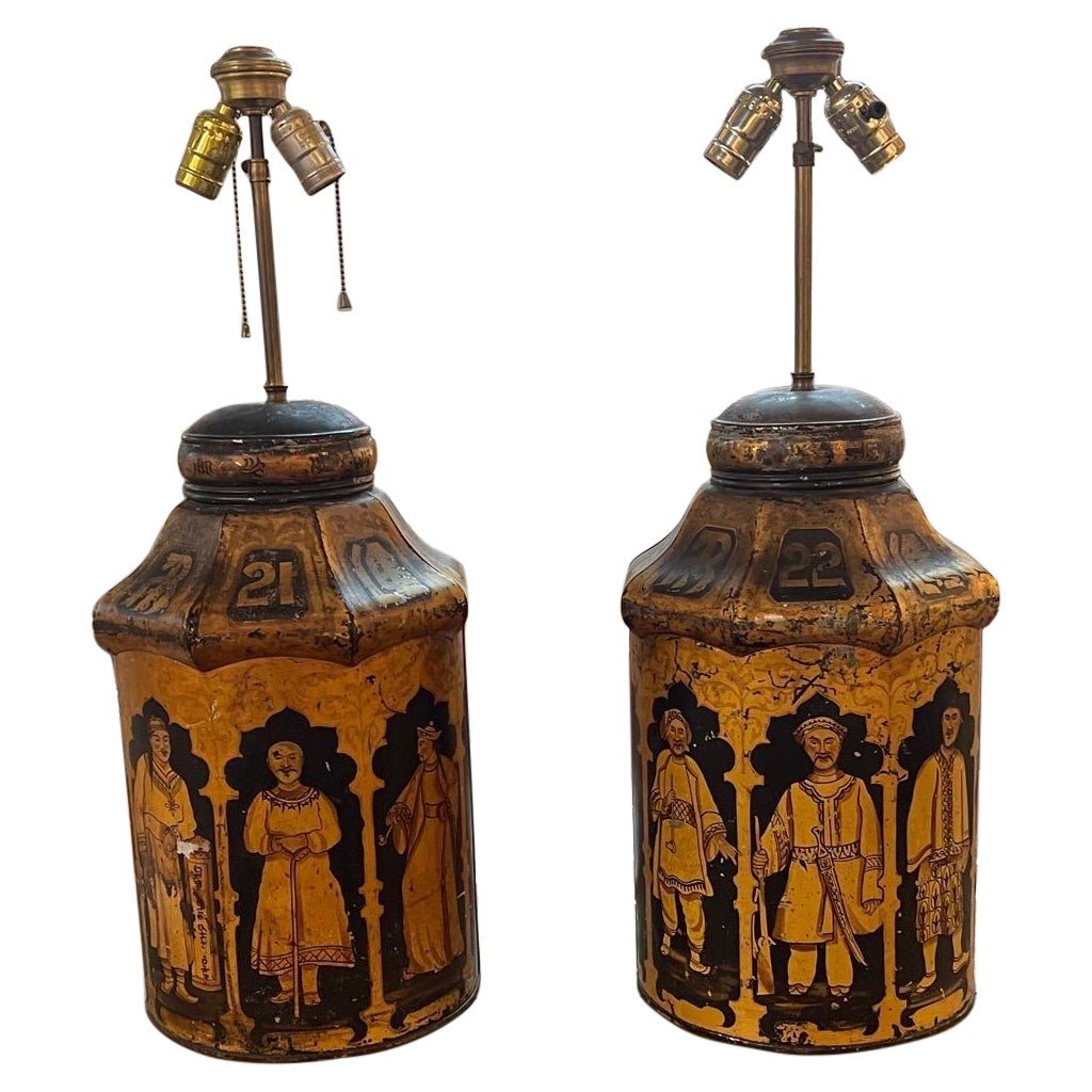 Paar antike englische bemalte Teedosenlampen im Angebot