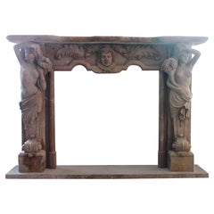 Encadrement de cheminée de style ancien de couleur naturelle avec supports en cariatides