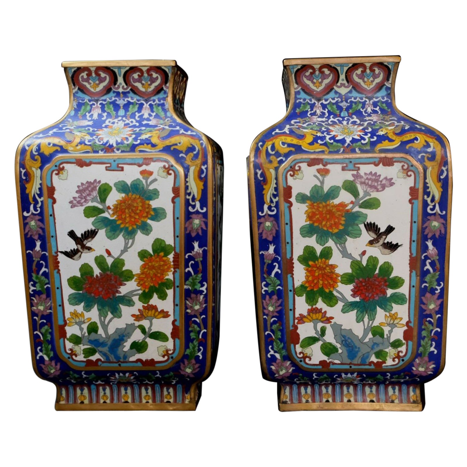 Großes, passendes Paar chinesischer, emaillierter Cloisonné-Vasen aus Bronze