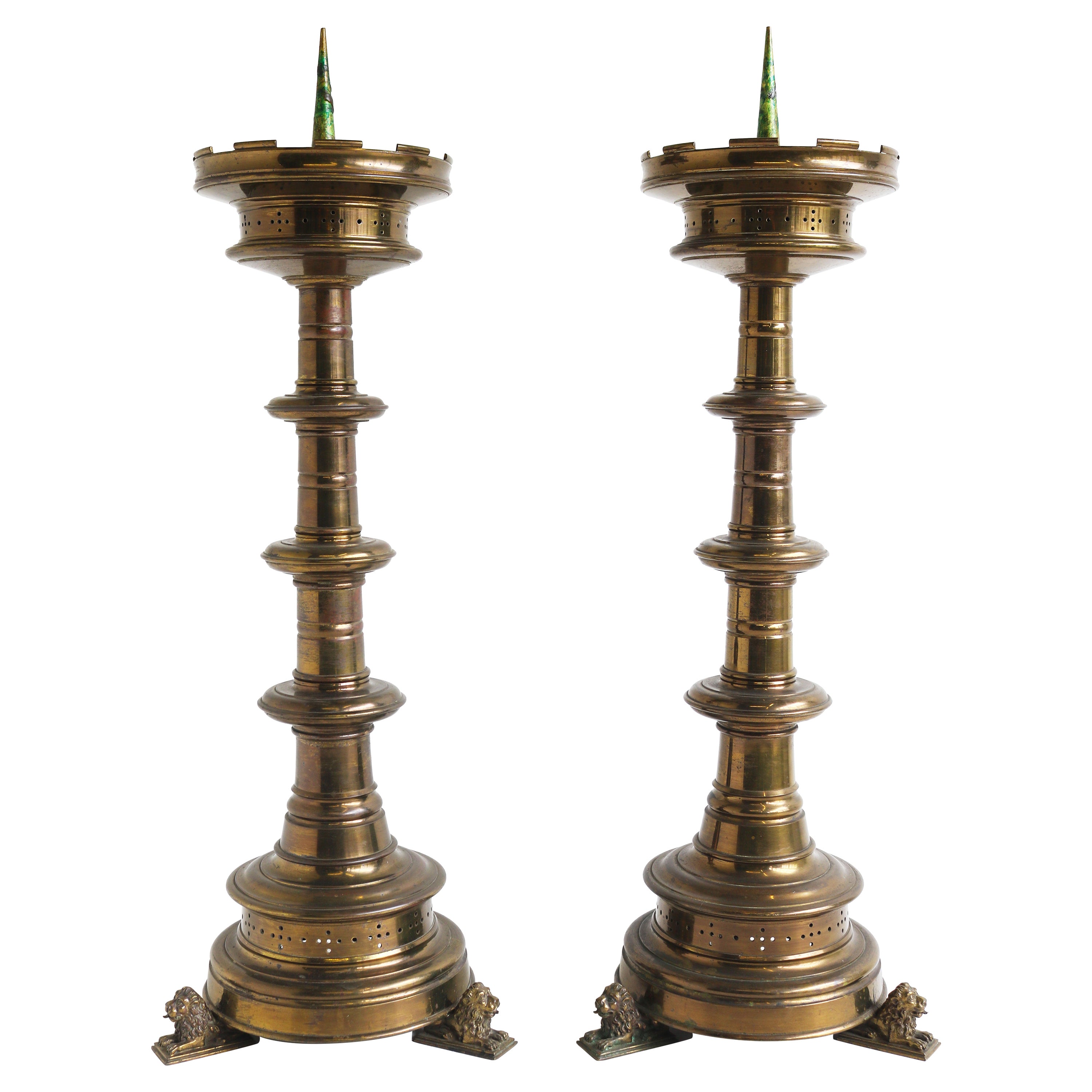 Paar große Kirchenkerzenständer aus vergoldeter Bronze im gotischen Revival-Stil mit Löwen als Kerzenhalter im Angebot