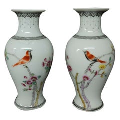 Petite paire assortie de vases en porcelaine Famille Rose de Chine