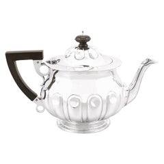 Teekanne aus Sterlingsilber im Edwardianischen Arts & Crafts-Stil von Reid & Sons