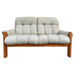 Modernes norwegisches 2-Sitzer-Sofa aus Ekornes-Leder und Teakholz, Mitte des Jahrhunderts