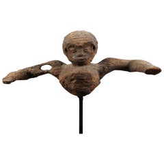Altes verwittertes Mbembe-Figurenfragment mit ausgestreckten Armen auf individuellem Sockel
