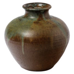 Keramikvase mit weißem Glasurdekor, signiert Löwe, um 1920-1930