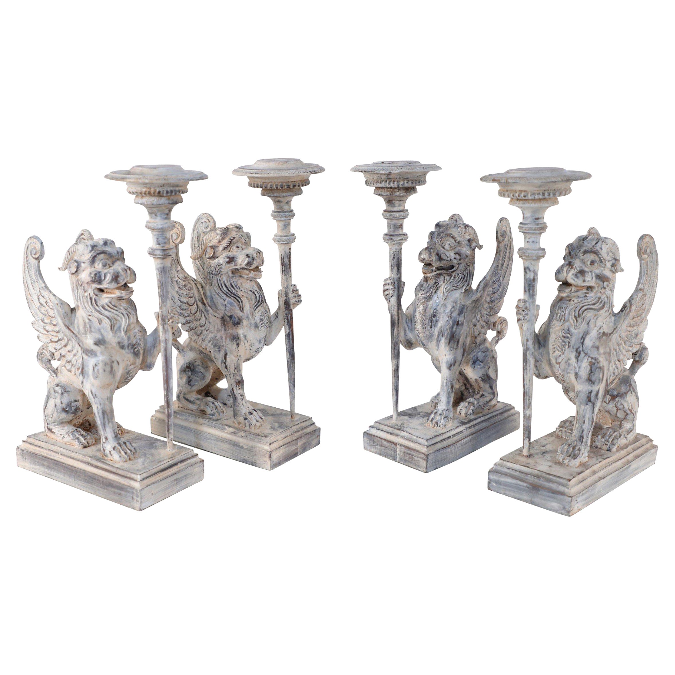 2 Paare von geschnitzten Kerzenhaltern in Chimäre-Form / Buchstützen im neoklassischen Stil