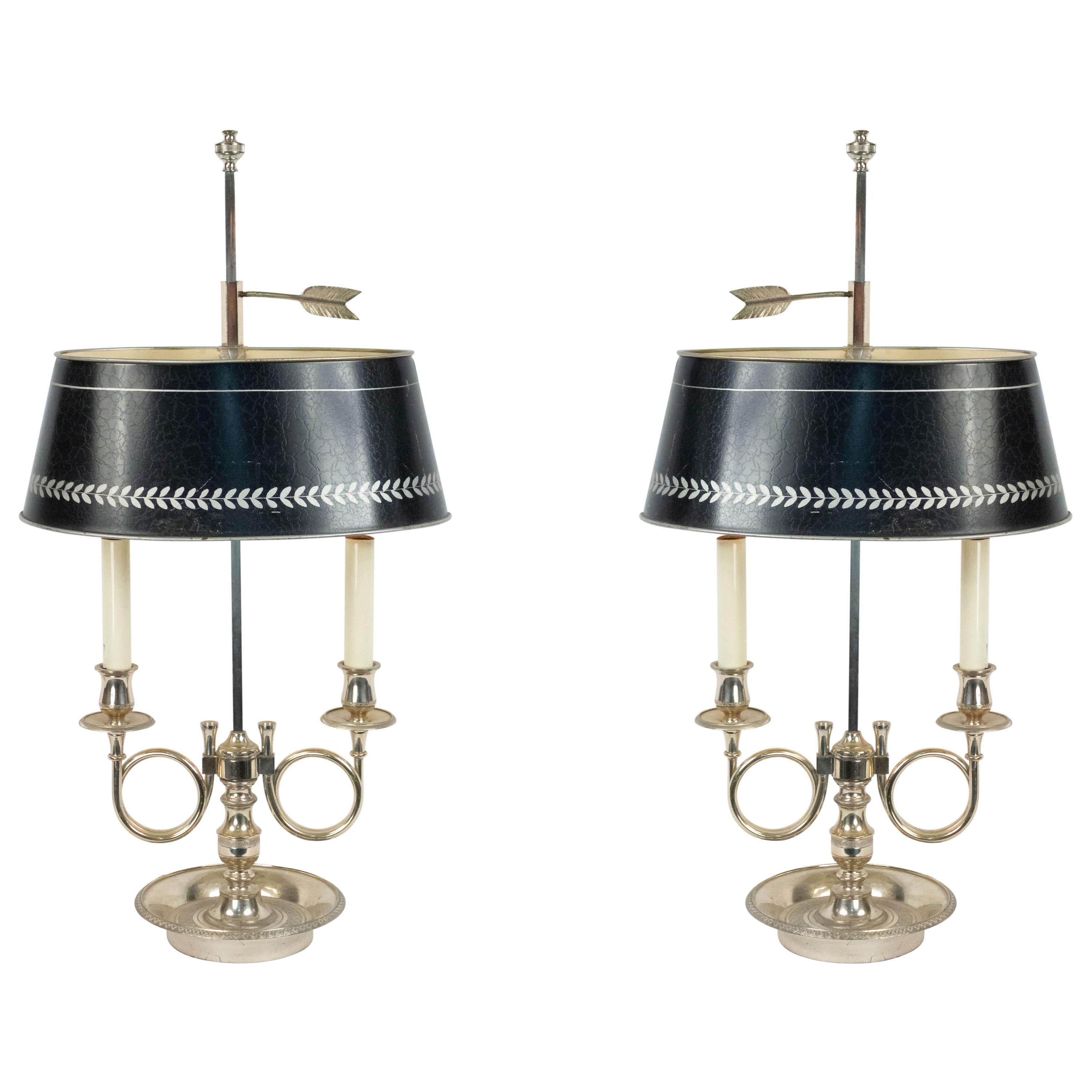 Paire de lampes de table de style Empire français en métal argenté