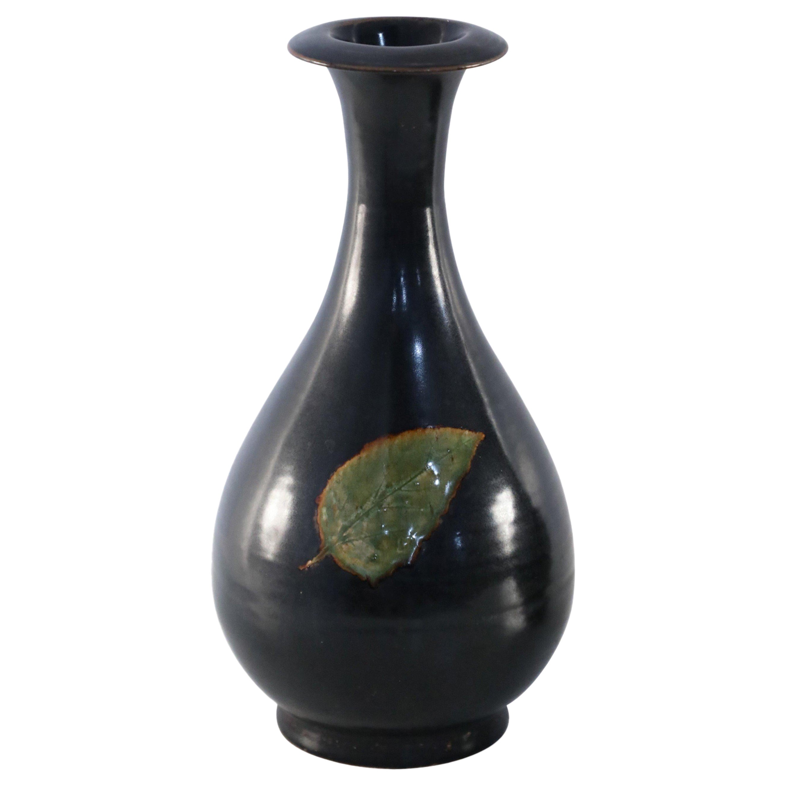 Chinesische birnenförmige Vase aus glasiertem Porzellan mit schwarzem und grünem Blatt