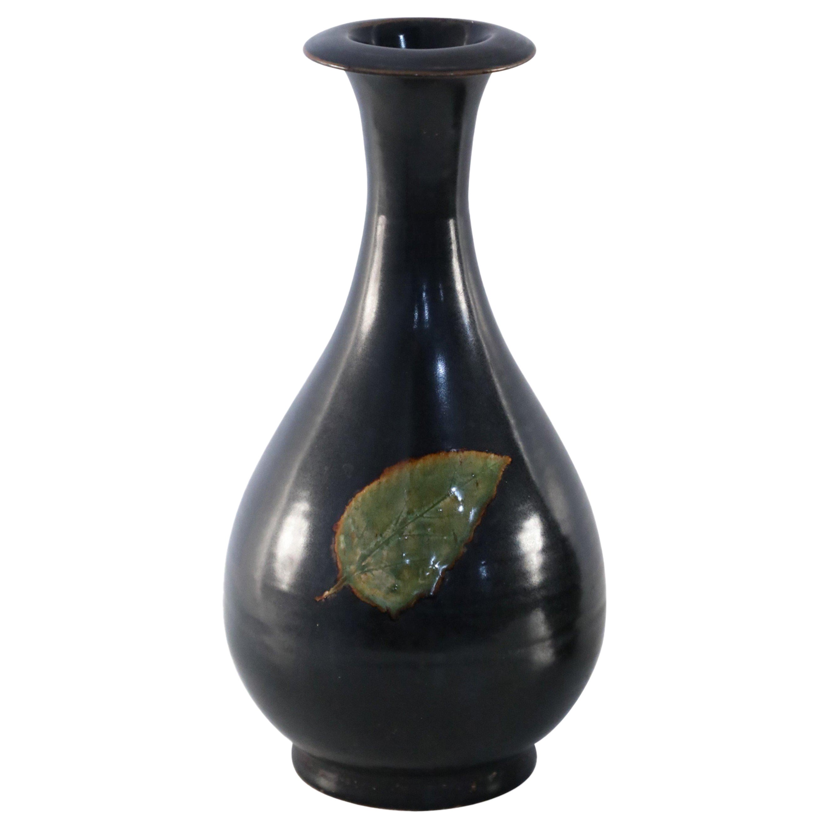 Vaso a pera cinese in porcellana smaltata a foglie nere e verdi