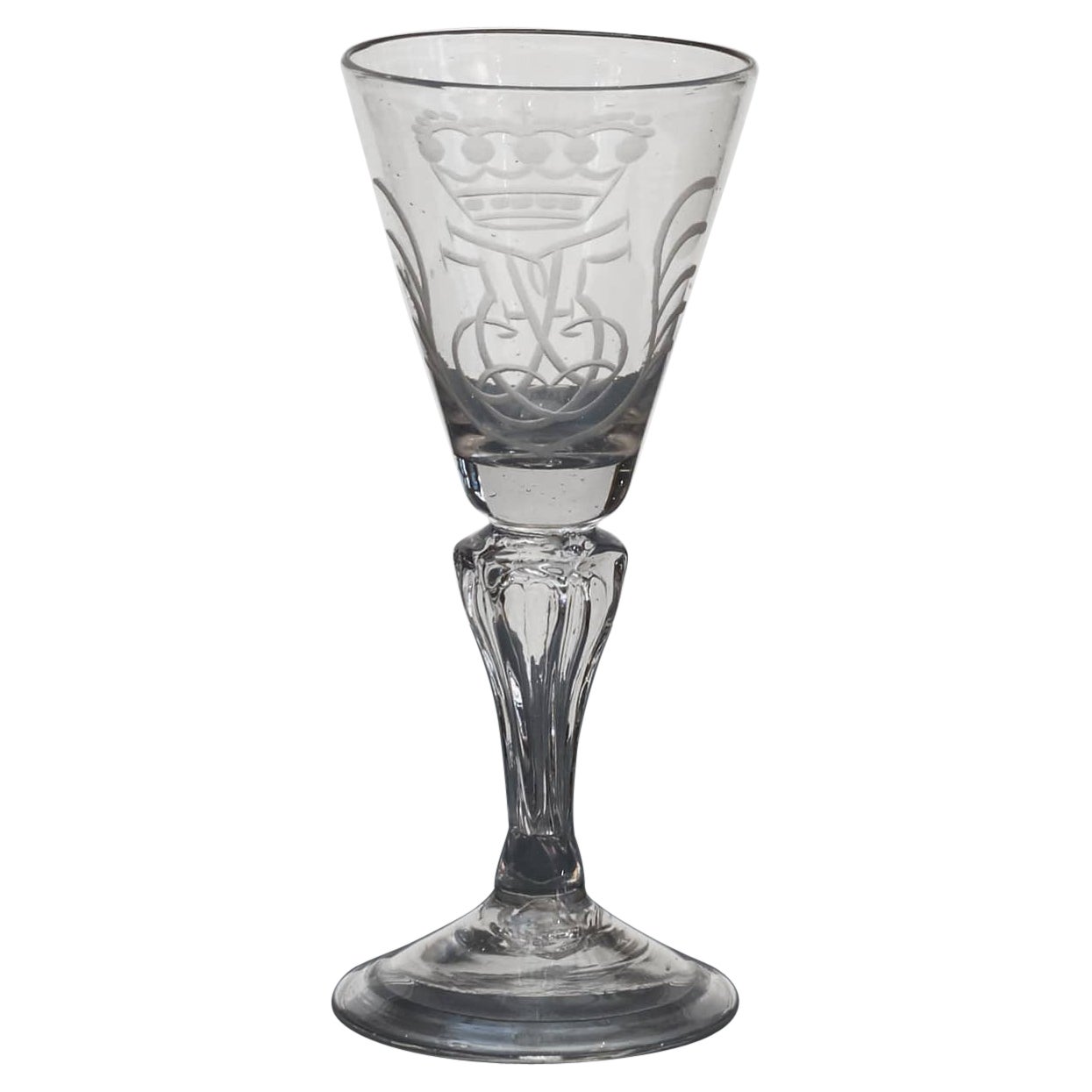 Norwegisches „Nstetangen“-Glas, graviert mit Kronen-Monogramm für Frederik V. im Angebot