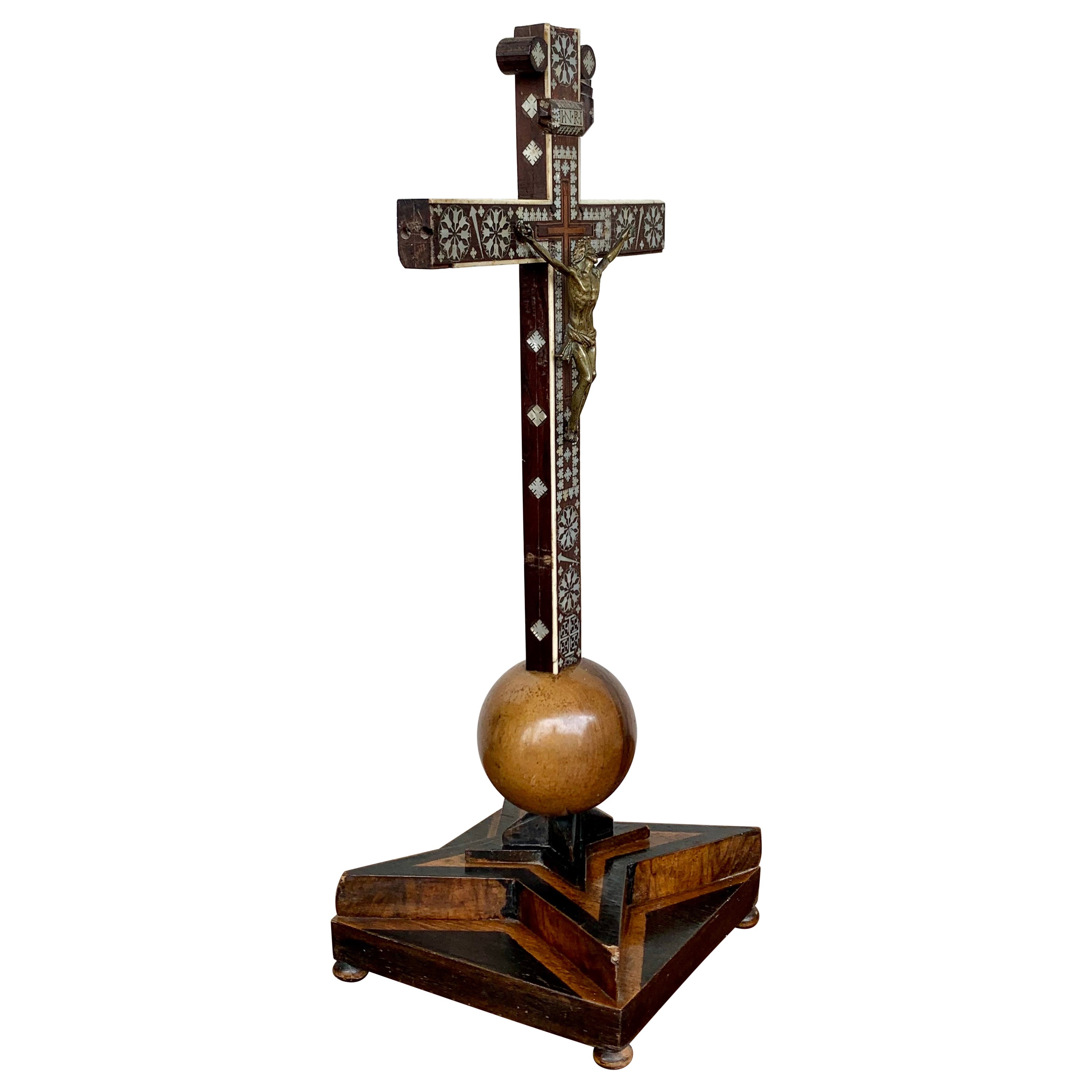 Crucifix Art déco sculpté à la main avec l'étonnant Corpus du Christ en bronze