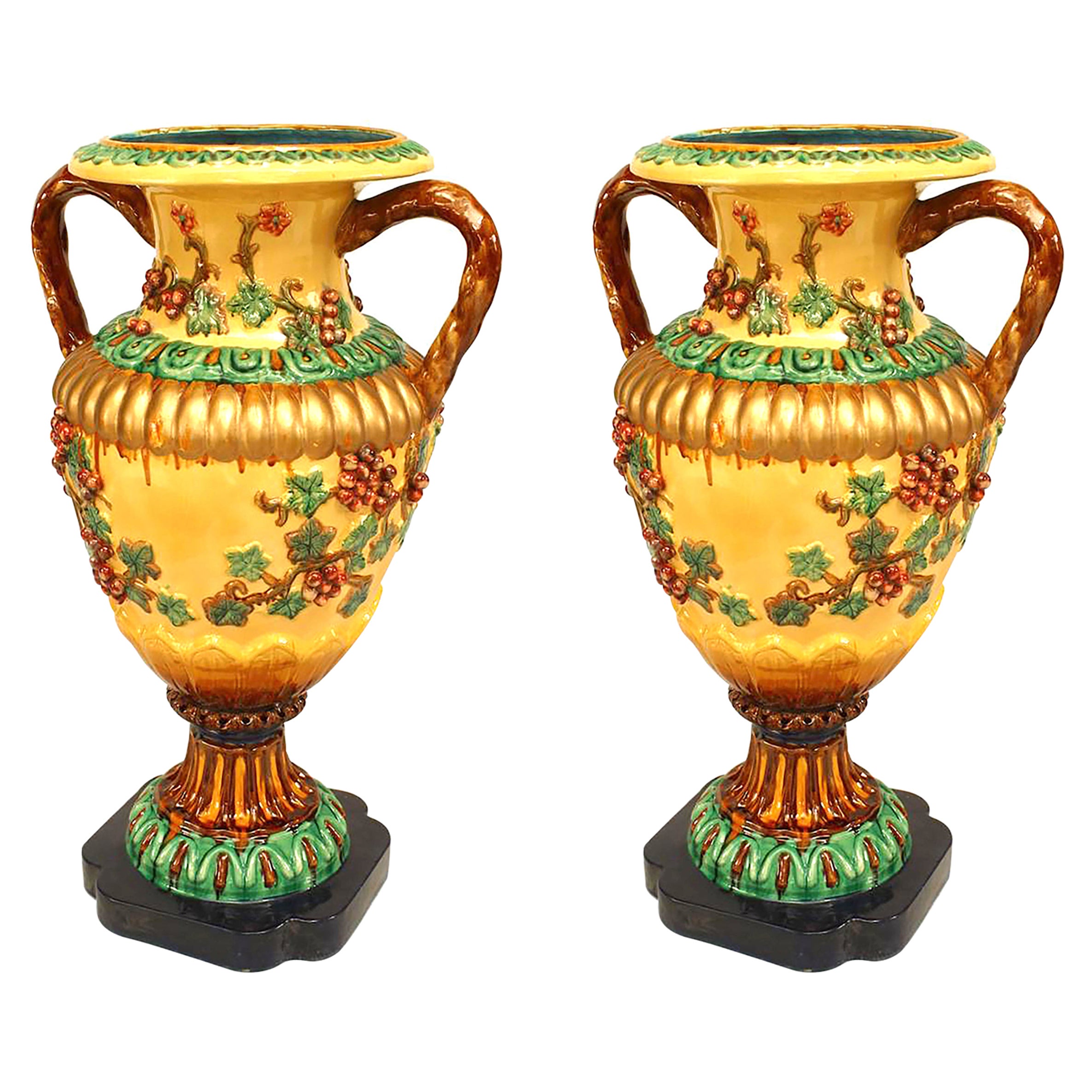 Paire de vases à poser au sol en porcelaine de style néoclassique italien en majolique