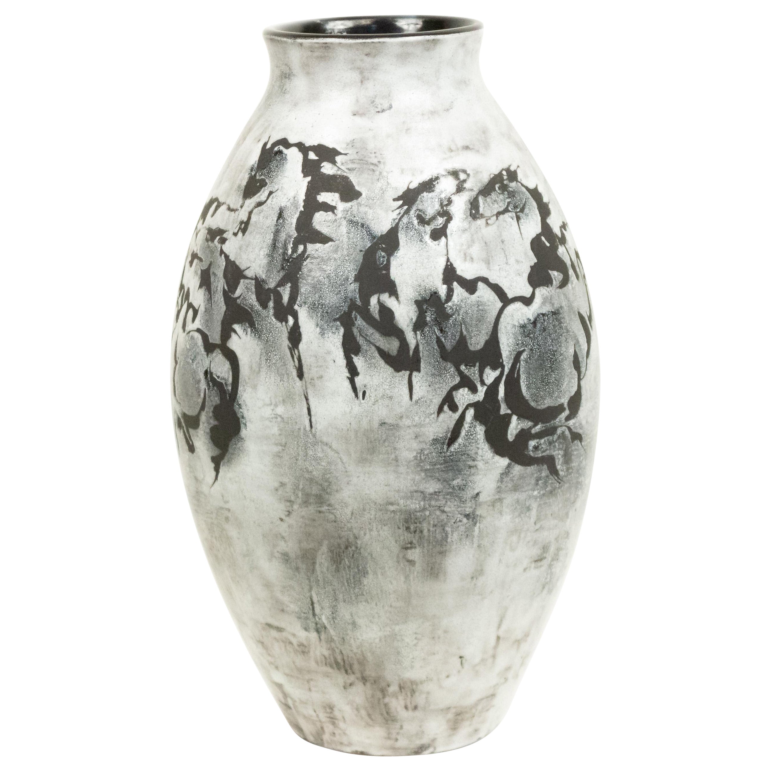 Vase aus weißer Keramik mit Pferdemotiv aus Weiß