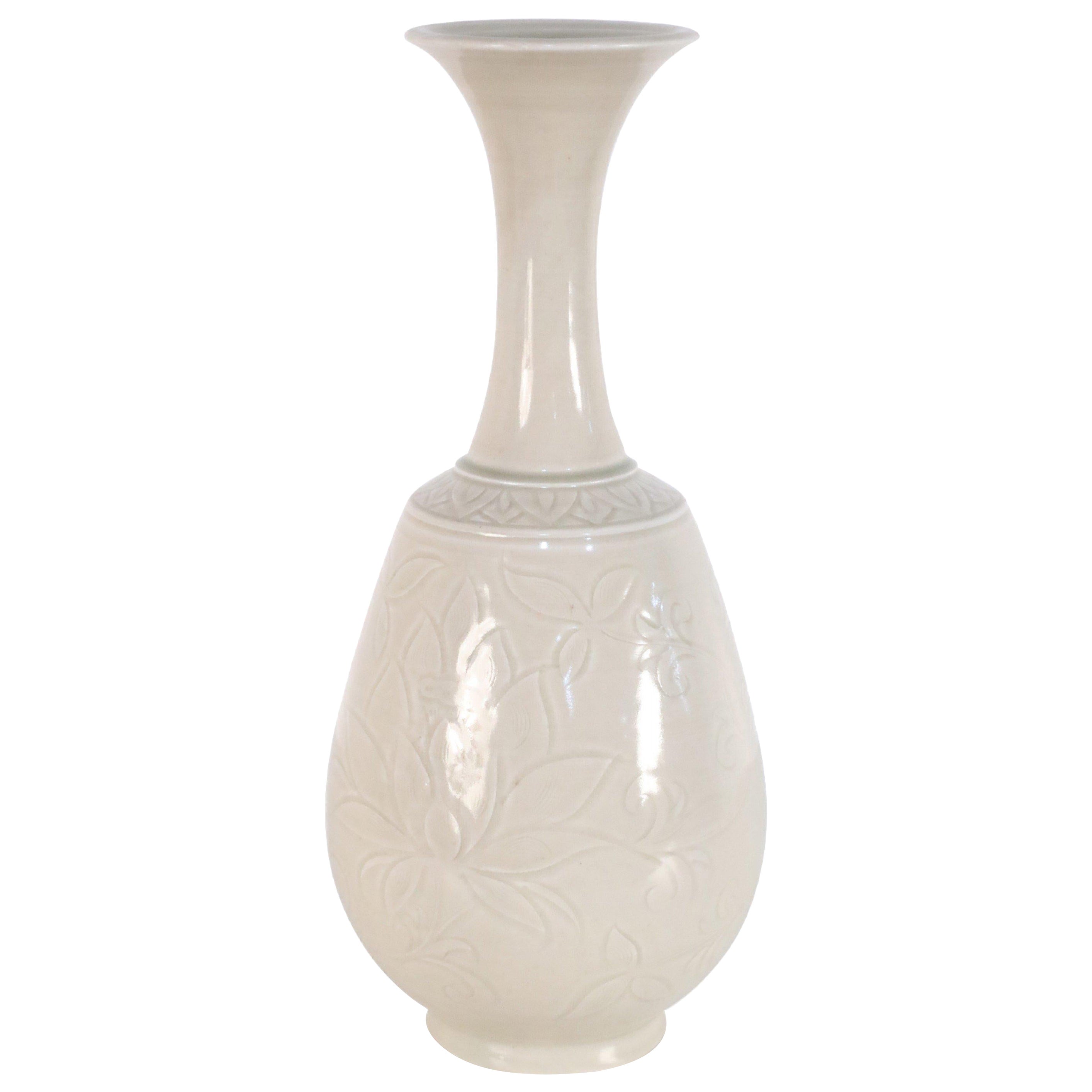 Jarrón chino de porcelana beige tallada con motivos florales