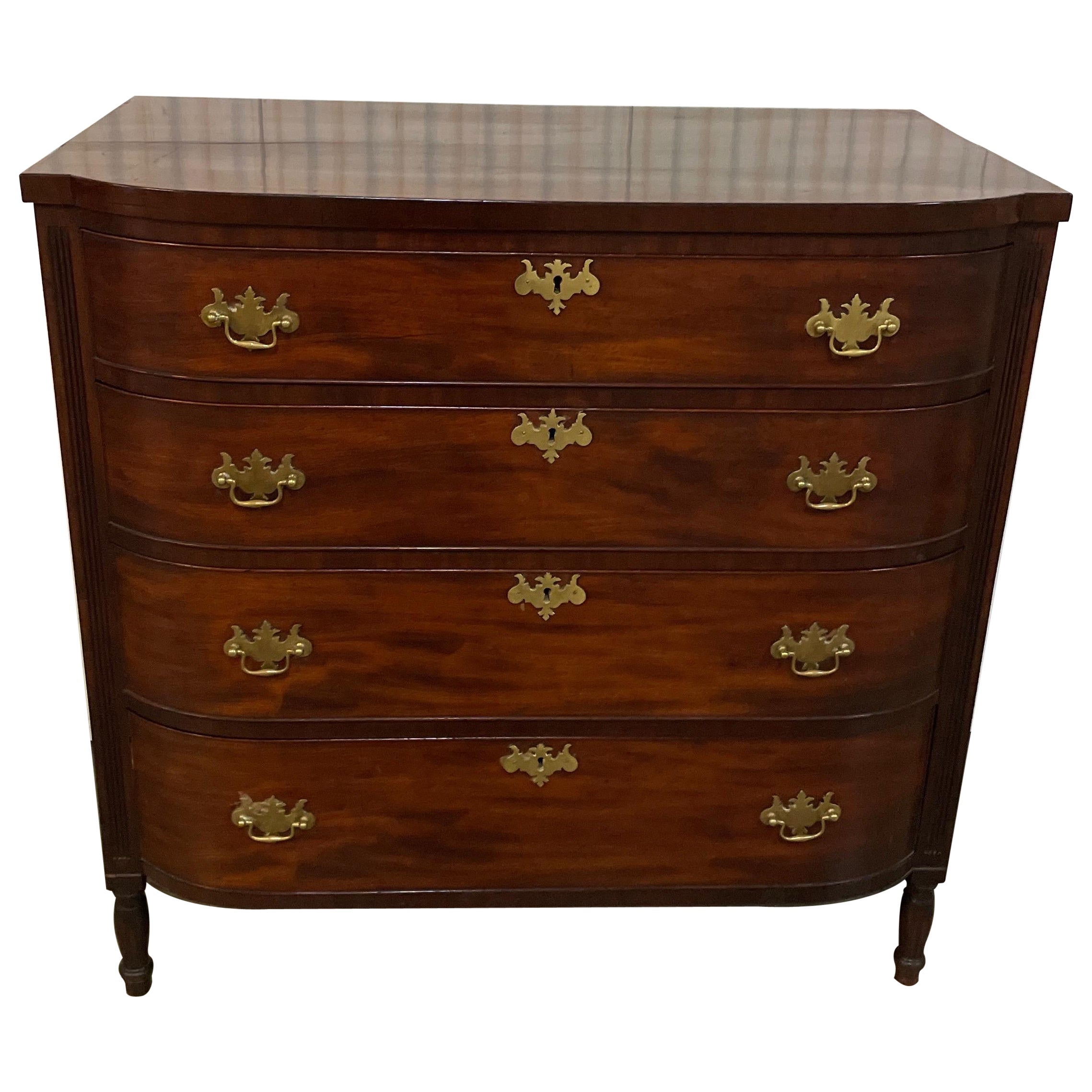 Ancienne commode de style Régence à nœud papillon sur le devant en vente