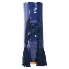 Vase en céramique fait à la main #696 en bleu profond avec tresse et frange en tencel bleu marine