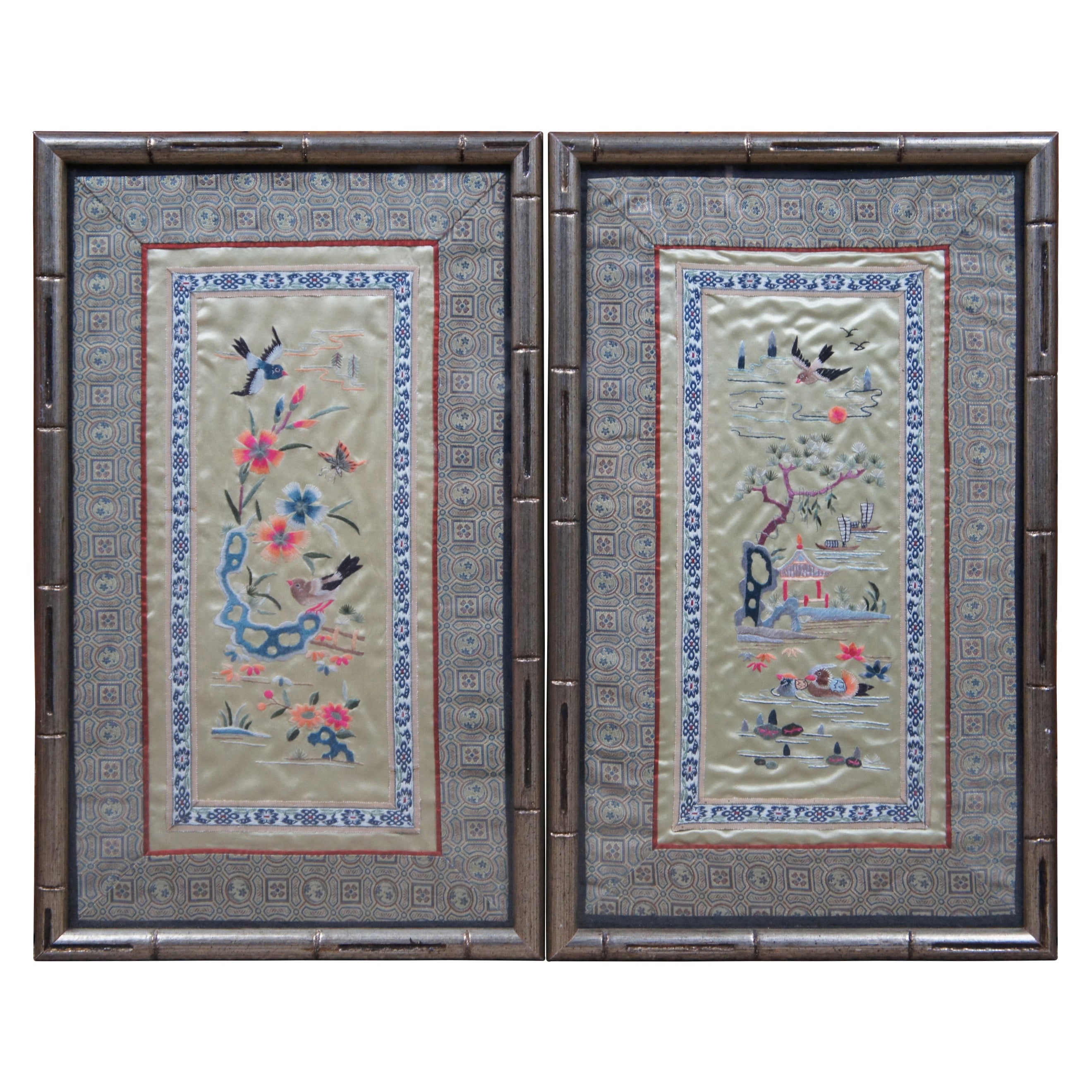 Paire de 2 tapisseries chinoises brodées en soie dorée représentant des paysages d'oiseaux et des fleurs, encadrées