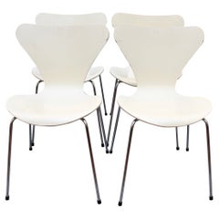 Satz von vier weißen Stühlen der Serie 7 von Arne Jacobsen für Fritz Hansen, 1973