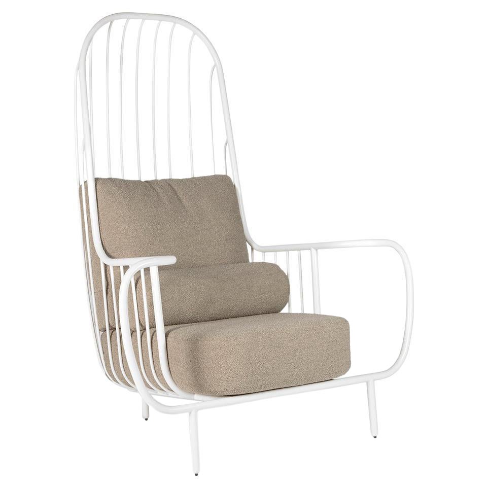 Moderner Liberty-Sessel mit hoher Rückenlehne aus weiß lackiertem Inox und Boucl-Kissen
