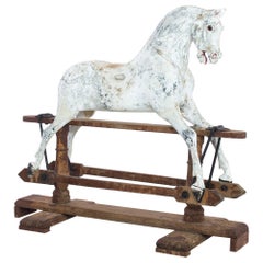 Antique cheval à bascule mécanique