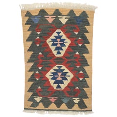 Vintage Persian Shiraz Kilim Rug, Luxury Lodge Meets Nomadic Charm (en anglais)