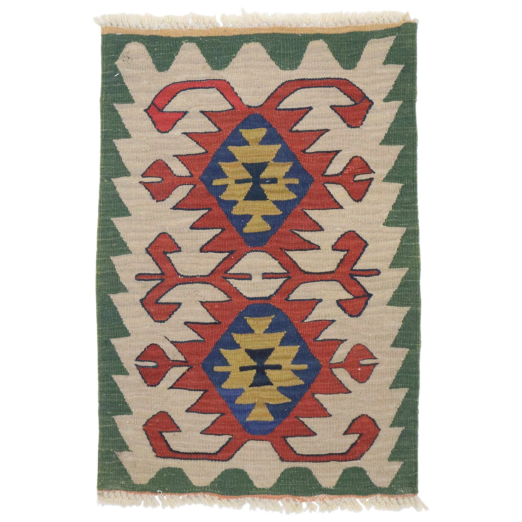 Vintage Persian Shiraz Kilim Rug, Luxury Lodge Meets Nomadic Charm (en anglais)