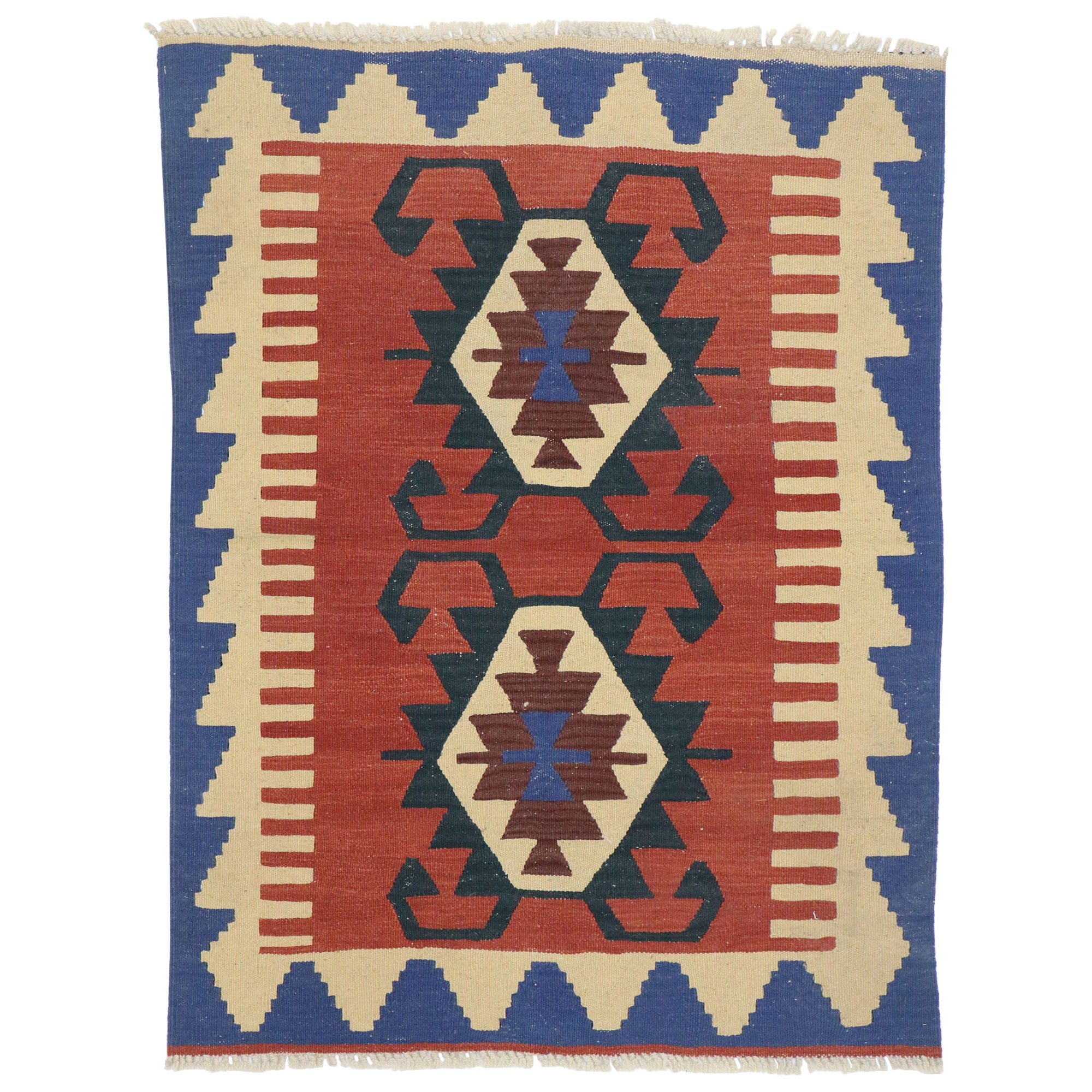 Vintage Persian Shiraz Kilim Rug, Luxury Lodge Meets Nomadic Charm (en anglais)