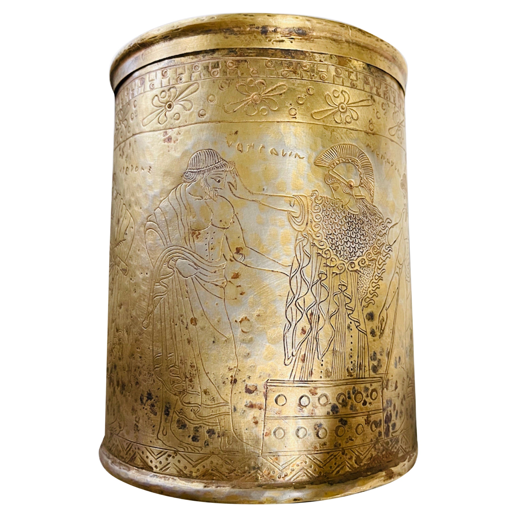 Grand pyxique de style grec en métal gravé et ciselé de couleur or