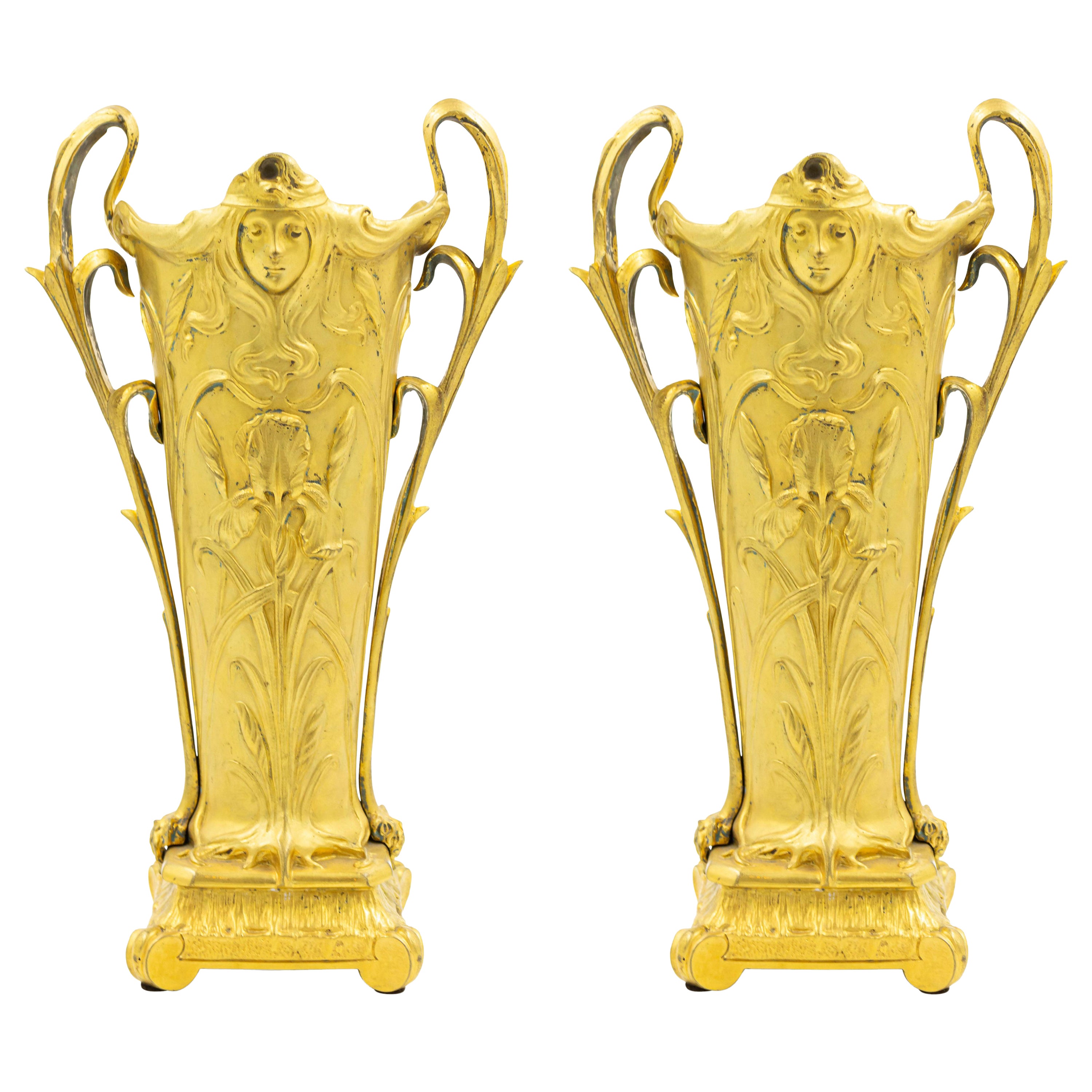 Paar französische Vasen aus vergoldeter Bronze im Jugendstil im Angebot