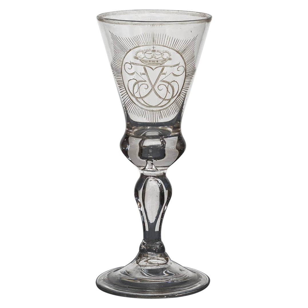 Glas mit Kronen-Monogramm von Frederik V. aus „Kristallwüste“ im Angebot